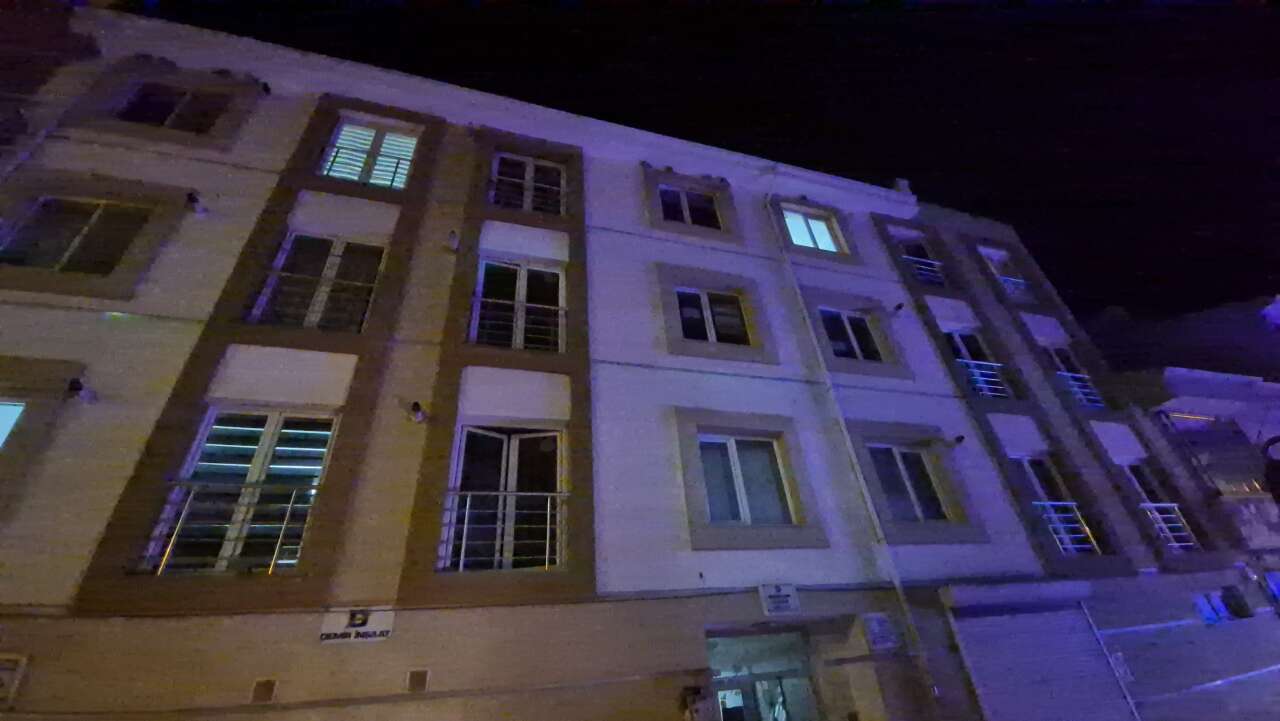 Anne ve kızının yaşadığı daireden gelen ses apartmanı ayağa kaldırdı 2